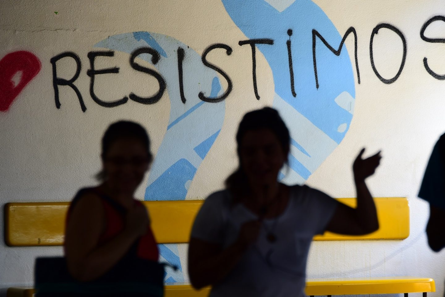 Com os salários atrasados, alguns docentes e técnicos não têm dinheiro sequer para arcar com o custo das passagens de ônibus, trem ou metrô. Foto Tasso Marcelo/AFP