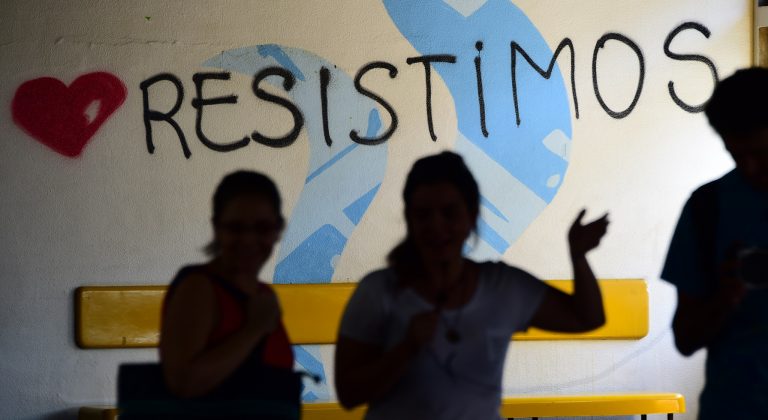 Com os salários atrasados, alguns docentes e técnicos não têm dinheiro sequer para arcar com o custo das passagens de ônibus, trem ou metrô. Foto Tasso Marcelo/AFP