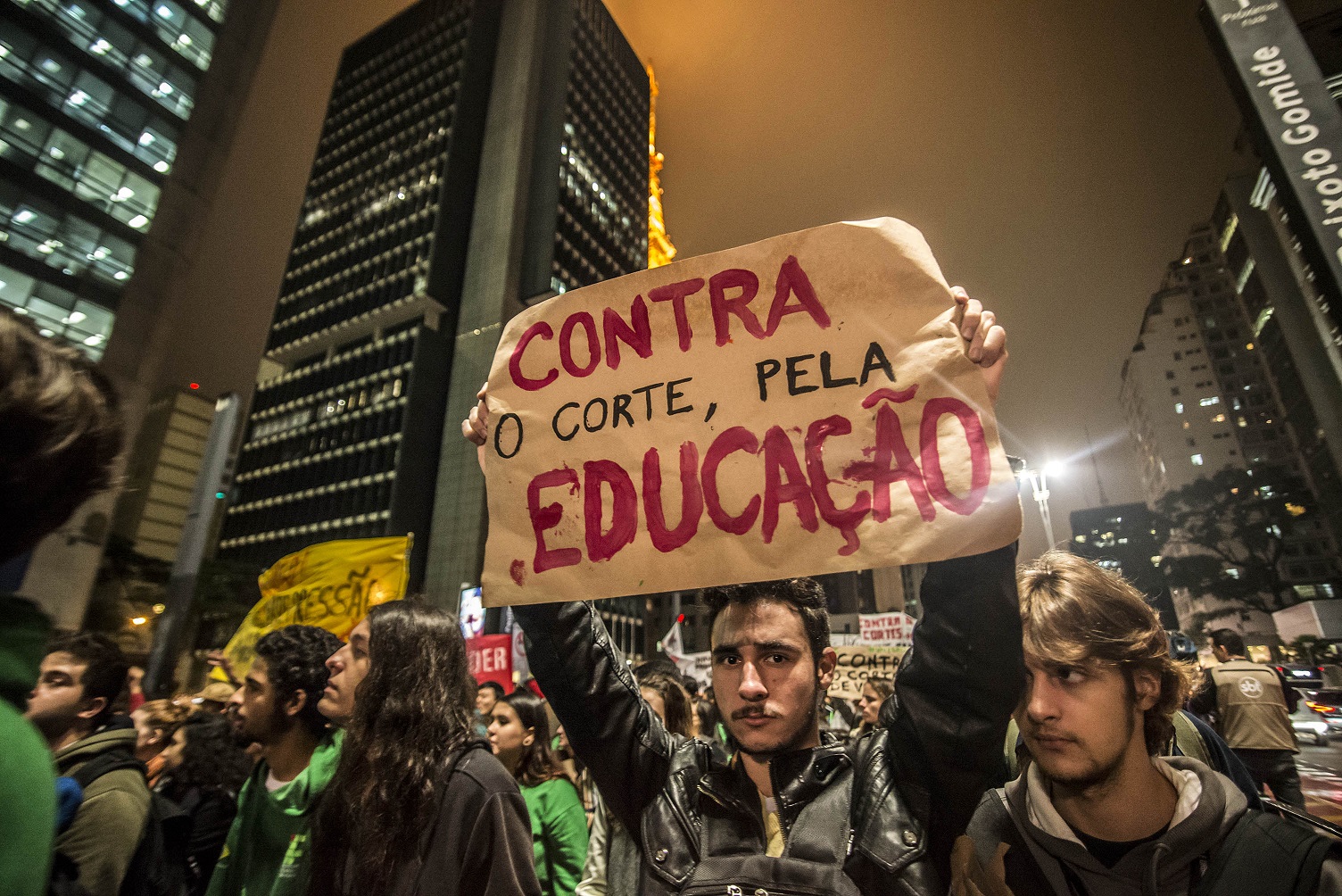 Na Avenida Paulista, estudantes protestam contra a redução no volume de verbas para a educação. Foto Cris Faga/NurPhoto