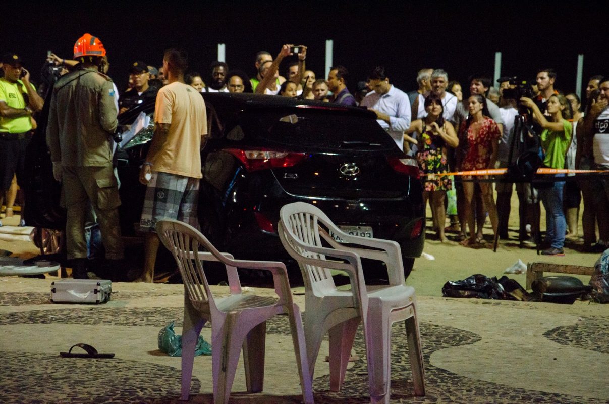 O carro do motorista que invadiu a praia de Copacabana e atropelou 18 pessoas. Foto Vanessa Ataliba/Brazil Photo Press