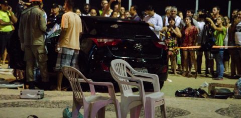O carro do motorista que invadiu a praia de Copacabana e atropelou 18 pessoas. Foto Vanessa Ataliba/Brazil Photo Press