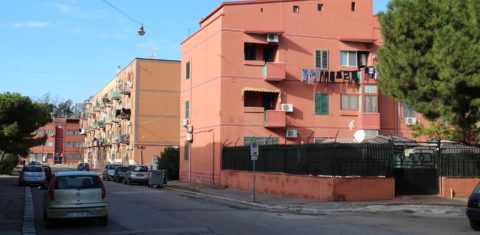 Prédios pintados de vermelho escondem as marcas da poluição provocada pela Siderúrgica Ilva. Foto Janaína Cesar