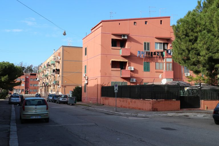 Prédios pintados de vermelho escondem as marcas da poluição provocada pela Siderúrgica Ilva. Foto Janaína Cesar