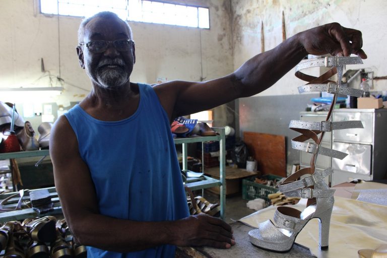 O sapateiro Pedro Augusto da Silva com um exemplar da sandália grega, com até oito fivelas, a preferida das musas do Carnaval. Foto Bárbara Pereira