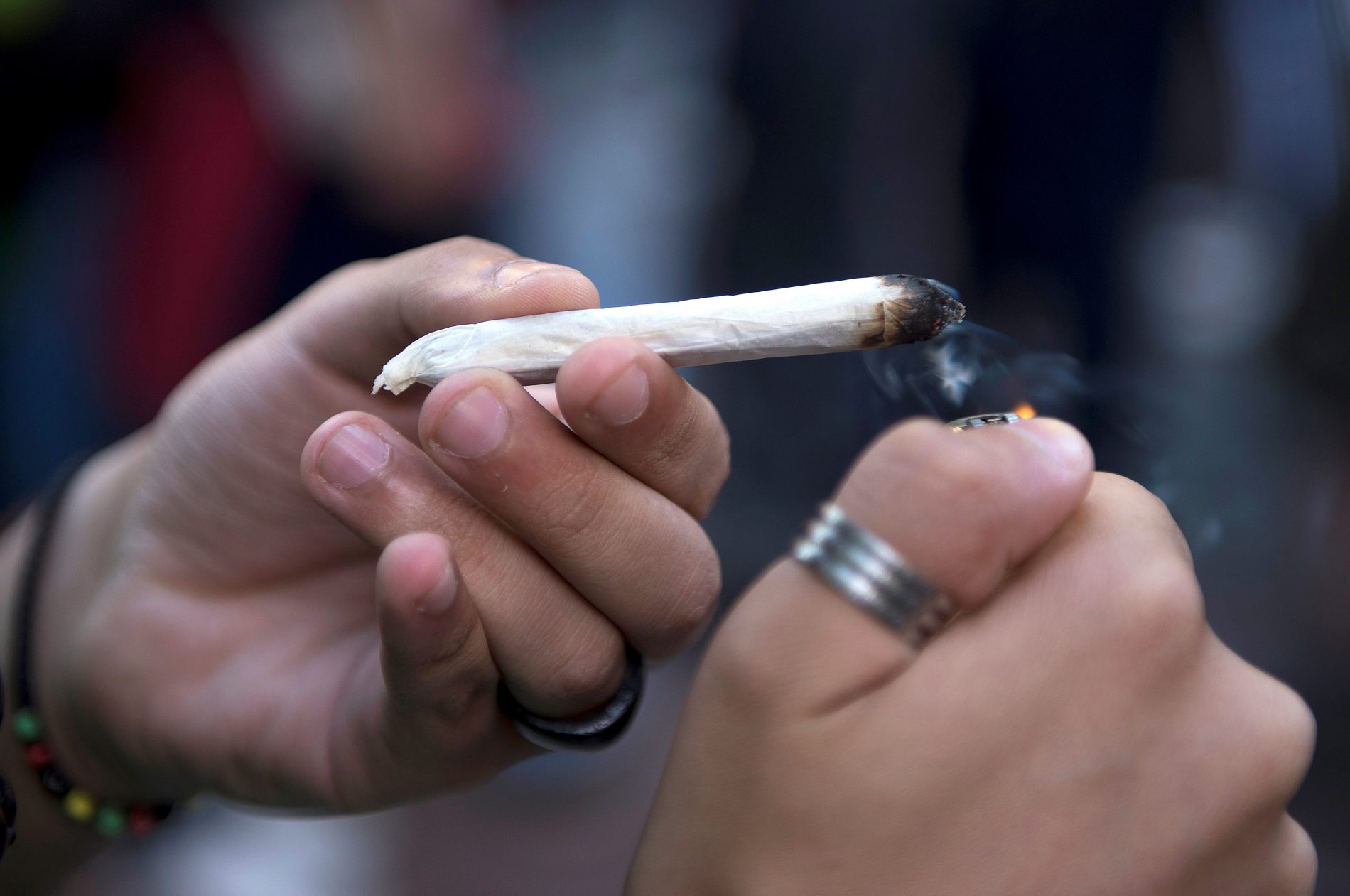 Manifestante acende um cigarro de maconha, durante ato, em Montevidéu, em 2013, pela legalização da droga: lei foi aprovada na semana seguinte. Foto: Pablo Porciuncula