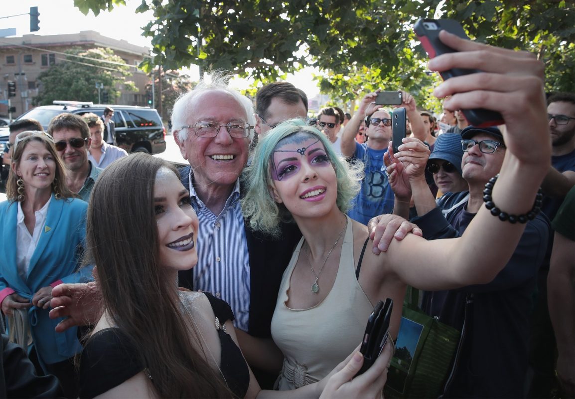 O democrata Bernie Sanders em um dos muitos selfies que fez na campanha de 2016. Foto Scott Olson/Getty Images/AFP