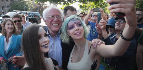 O democrata Bernie Sanders em um dos muitos selfies que fez na campanha de 2016. Foto Scott Olson/Getty Images/AFP
