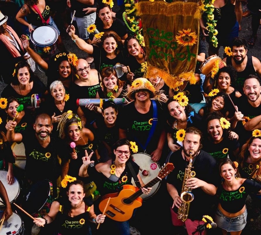 O pessoal do bloco "Que pena, amor", criado em homenagem à banda Raça Negra. Foto Leo Nakamura