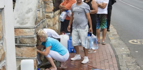 Moradores fazem fila para coletar água em uma torneira no bairro de St. James,, a cerca de 25 km do Centro da Cidade do Cabo. Foto Rodger Bosch/AFP