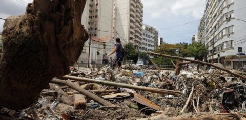 Lixo retirado do Rio Maracanã, no último dia 15, na esquina da Avenida Maracanã com a Rua Uruguai, na Tijuca. Foto Marcos de Paula /Agência O Globo
