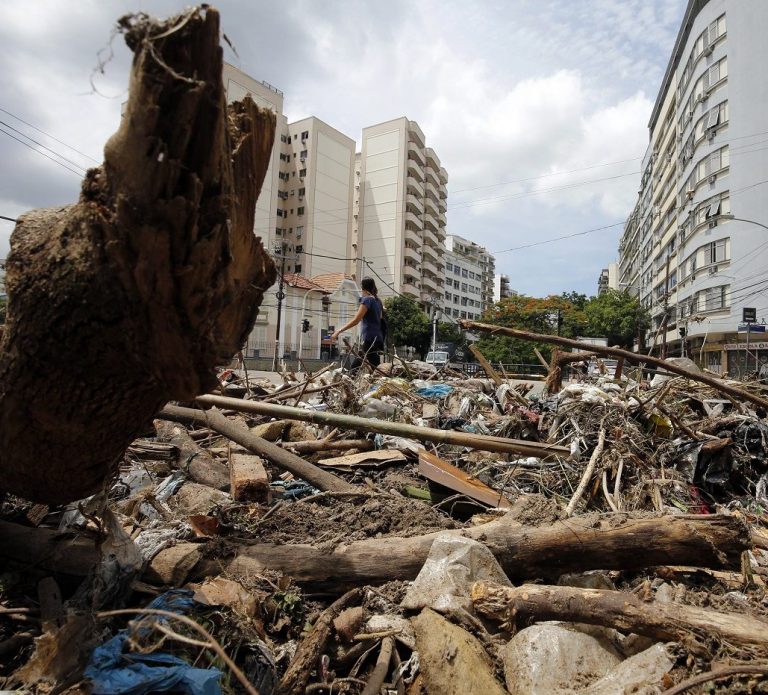 Lixo retirado do Rio Maracanã, no último dia 15, na esquina da Avenida Maracanã com a Rua Uruguai, na Tijuca. Foto Marcos de Paula /Agência O Globo