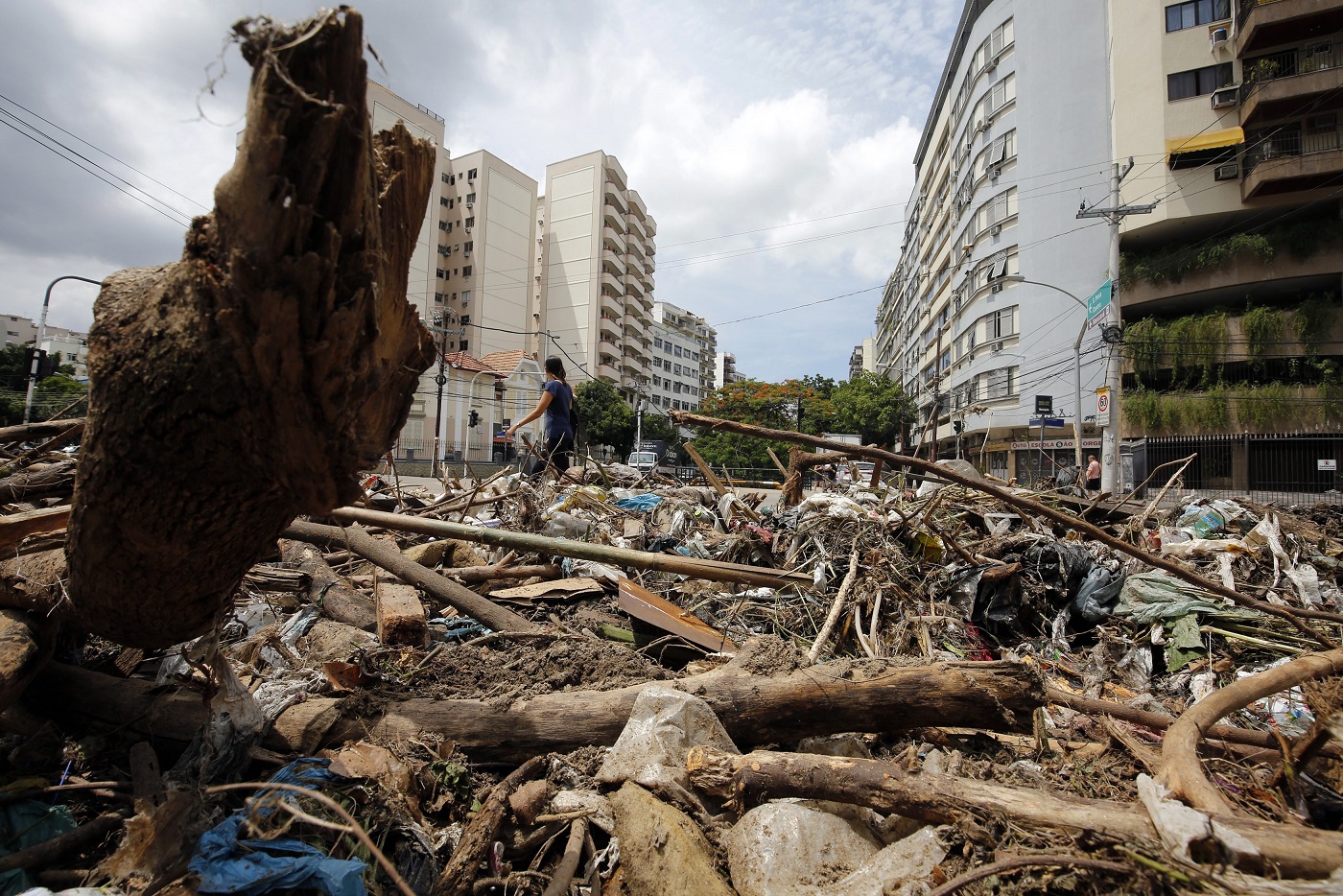 Lixo retirado do Rio Maracanã, na esquina da Avenida Maracanã com a Rua Uruguai, na Tijuca. Foto Marcos de Paula /Agência O Globo