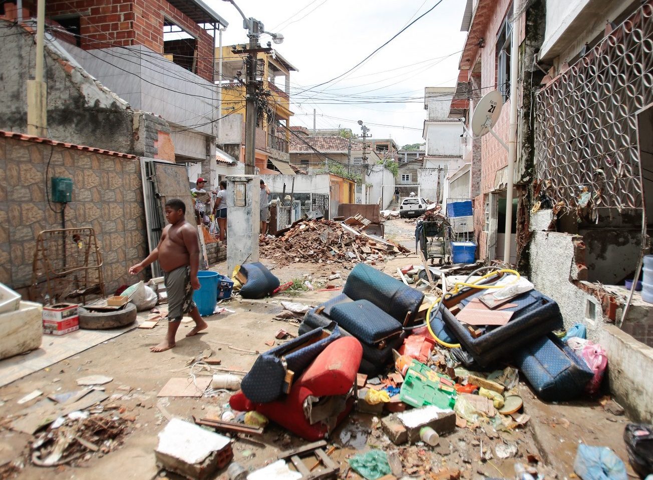 O lixo deixado pelo temporal que destruiu três vilas em Cascadura. Foto Brenno Carvalho /Agência O Globo.