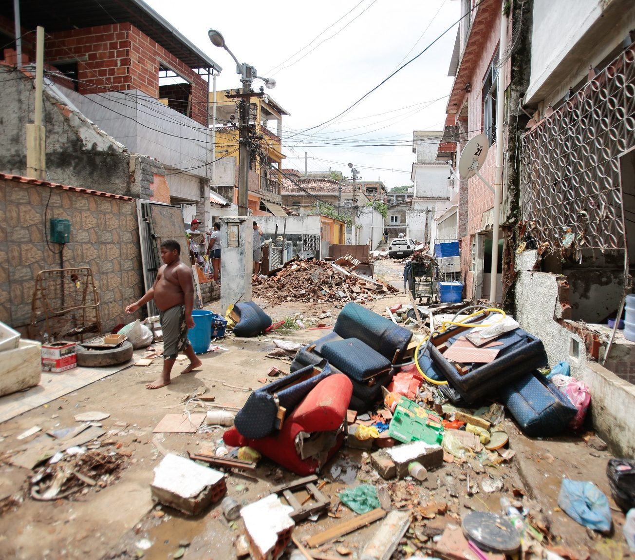 O lixo deixado pelo temporal que destruiu três vilas em Cascadura. Foto Brenno Carvalho /Agência O Globo.