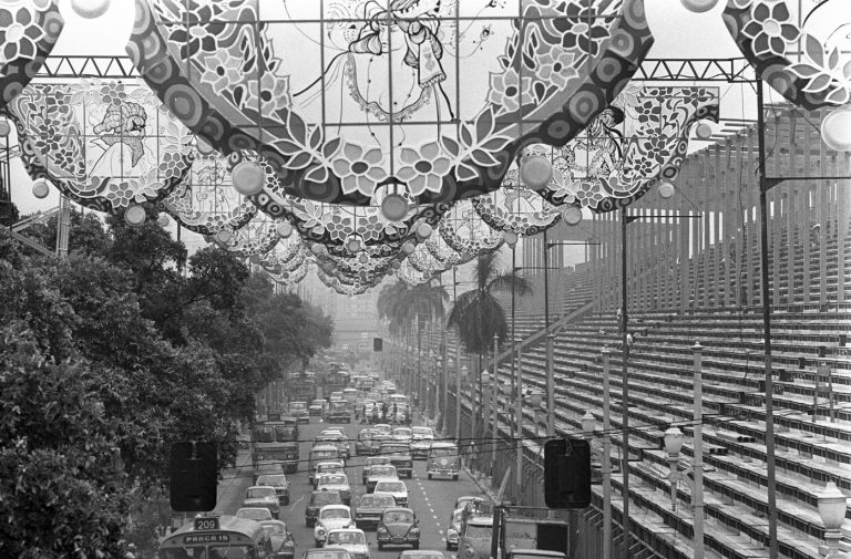 A Presidente Vargas. no Carnaval, em 1976: fim da tradição de colorir as ruas da cidade. Foto Arquivo / Agência O Globo
