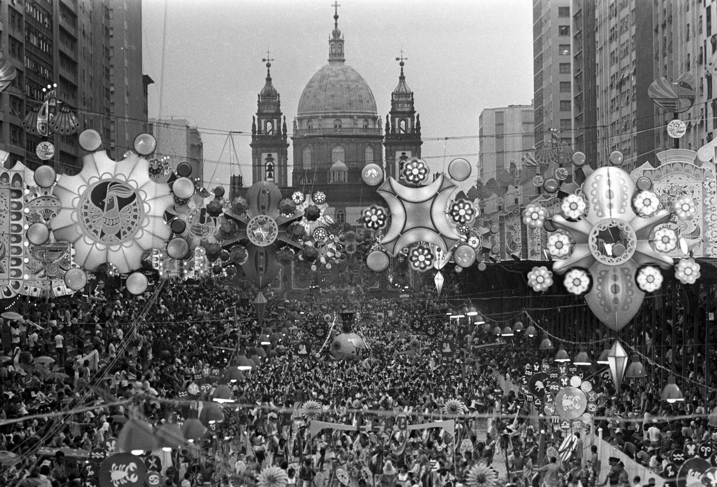 Destile da Unidos de Vila Isabel, na Presidente Vargas, toda enfeitada, em 1973. Foto: Rubens Seixas / Agência O Globo