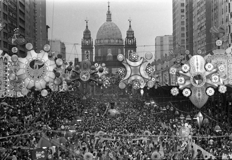 Destile da Unidos de Vila Isabel, na Presidente Vargas, toda enfeitada, em 1973. Foto: Rubens Seixas / Agência O Globo