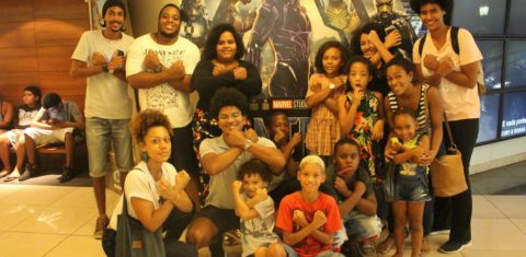 Depois do susto, crianças vibraram com o filme sobre o herói africano (Foto Leonne Gabriel)