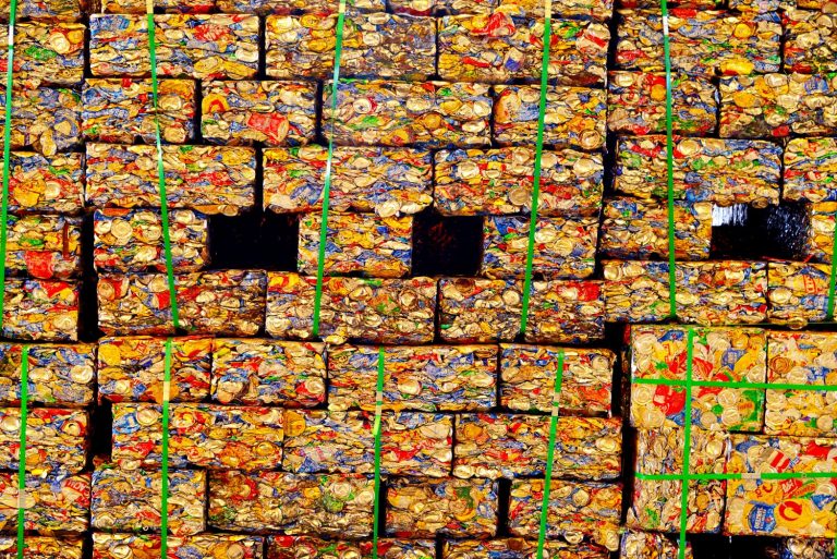 Latas em reciclagem: meta da Coca-Cola Brasil é reciclar e recolher o equivalente a tudo que produz (Foto Míriam Fitchner)