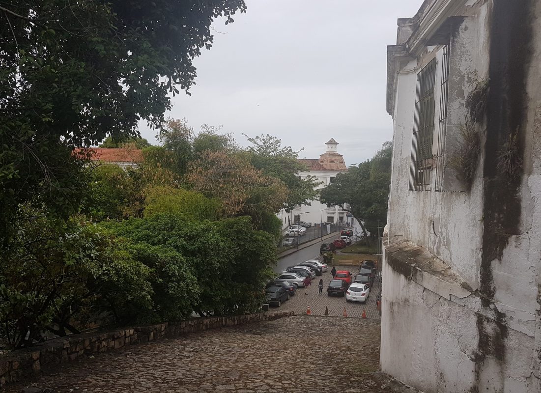 Ladeira da Misericórdia, a mais antiga via da cidade, acesso principal ao primeiro centro urbano carioca , o Morro do Castelo. Foto Oscar Valporto
