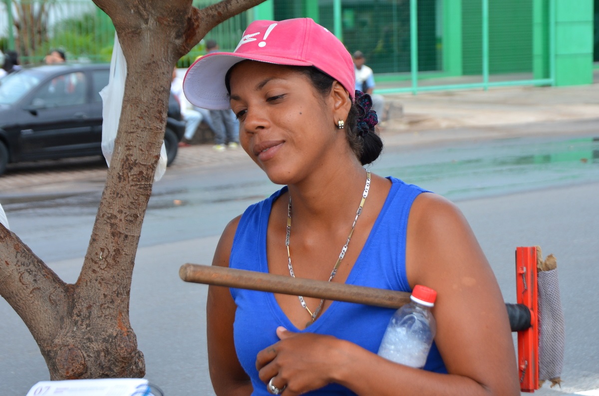 Eudenis Marcano tenta descolar uns trocados limpando os para-brisas nas ruas de Boa Vista. Foto Charles Wellington