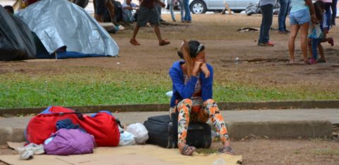 A jovem Jéssica Perez, sentada sobre a mala na praça Simón Bolívar. Foto Charles Wellington