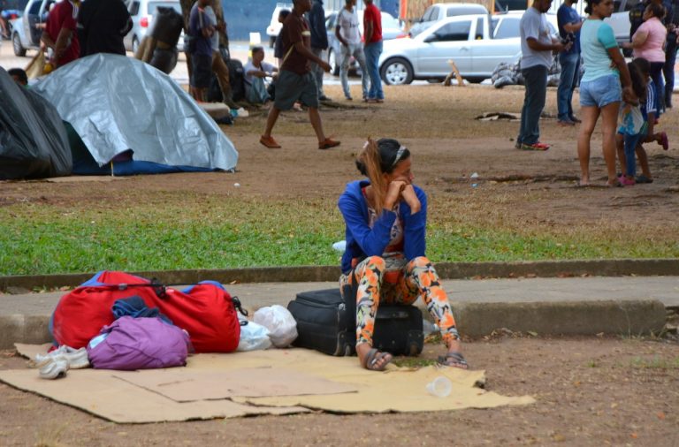 A jovem Jéssica Perez, sentada sobre a mala na praça Simón Bolívar. Foto Charles Wellington