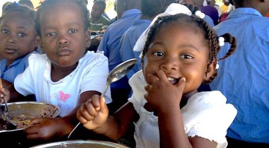 Crianças na cantina de uma escola no Haiti, que conta com o apoio da World Central Kitchen. Foto: Facebook