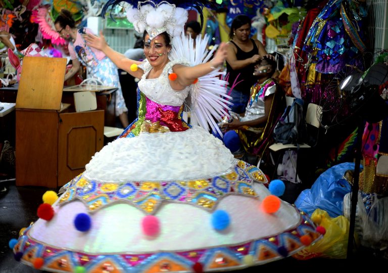Elisama, porta-bandeira do Loucura Suburbana: fã de Vilma Nascimento. Foto de Fernando Maia