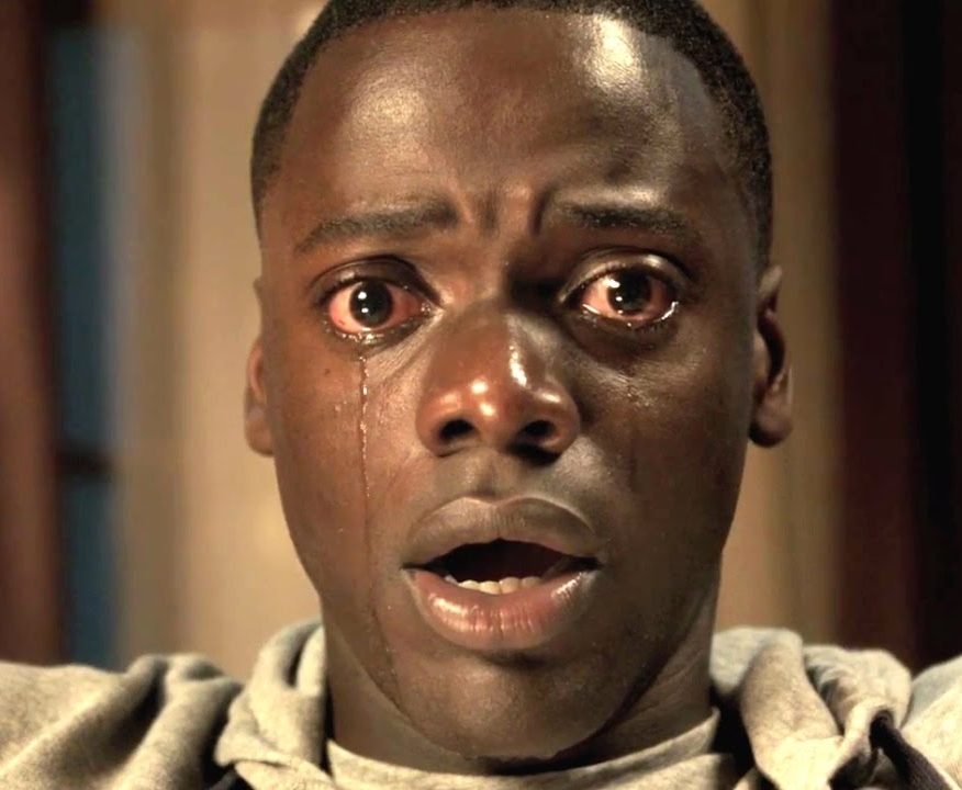 Daniel Kaluuya em cena do filme "Corra", que discute racismo, em gênero terror (Reprodução)