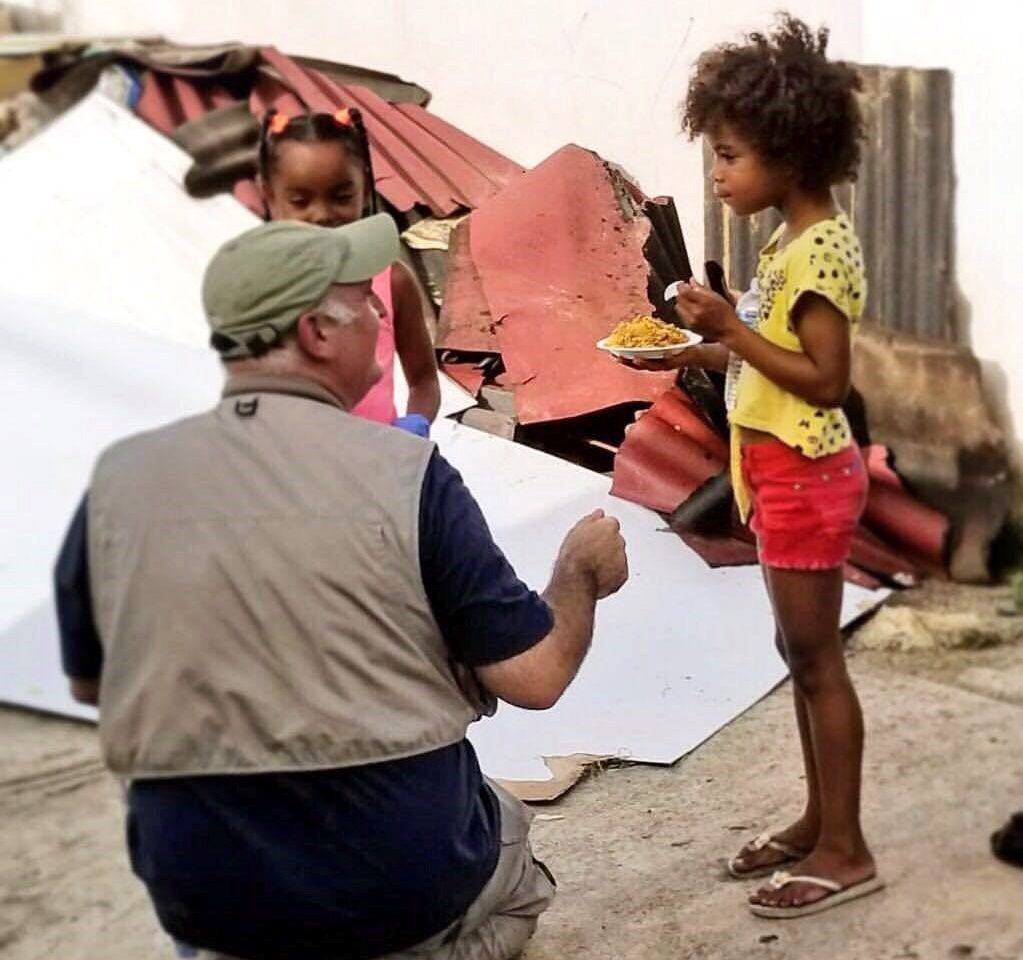 O chef oferece comida e conversa com crianças na comunidade de Loiza, em Porto Rico, em meio a uma cenário de destruição.