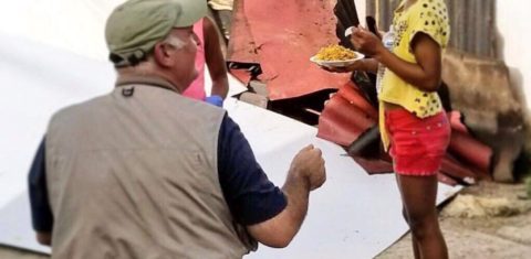 O chef oferece comida e conversa com crianças na comunidade de Loiza, em Porto Rico, em meio a uma cenário de destruição.