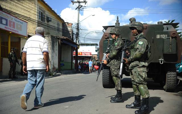O Exército na Maré, em 2014: ação só levou medo à favela. Foto de Fernando Frazão (Agência Brasil)