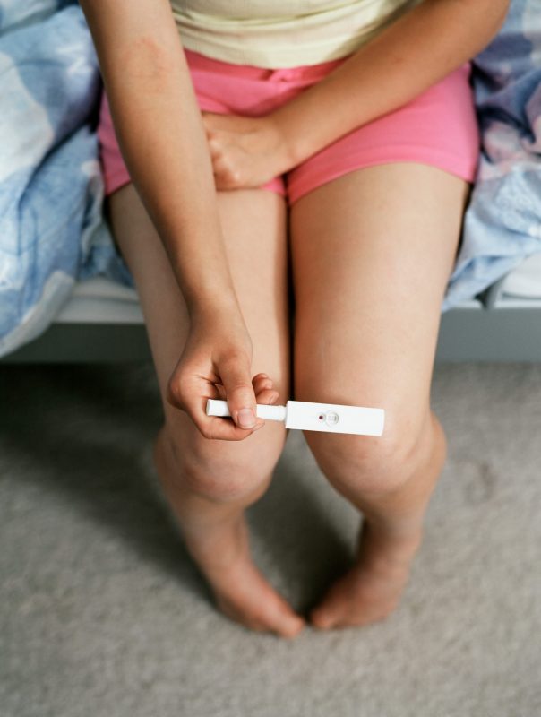 4.262 crianças e adolescentes, entre 10 e 19 anos, engravidaram de seus estupradores, entre 2011 e 2016, segundo pesquisa do Ministério da Saúde. Foto: Alys Tomlinson / Image Source/AFP