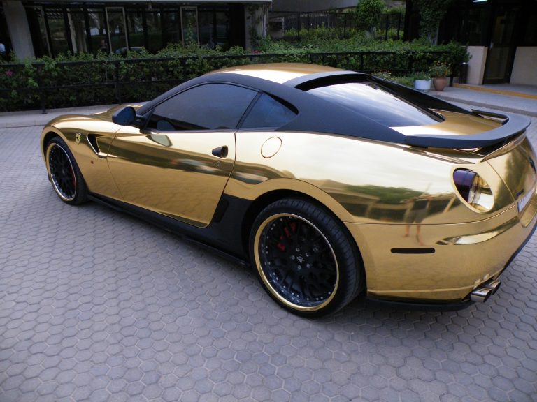 Ferrari dourada, que não é do filho do Lula, estacionada numa das ruas de Riade, na Arábia Saudita. Foto CrowdSpark