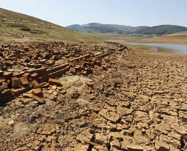Seca no rio Jacareí. Foto de Paulo Fischer/ AFP
