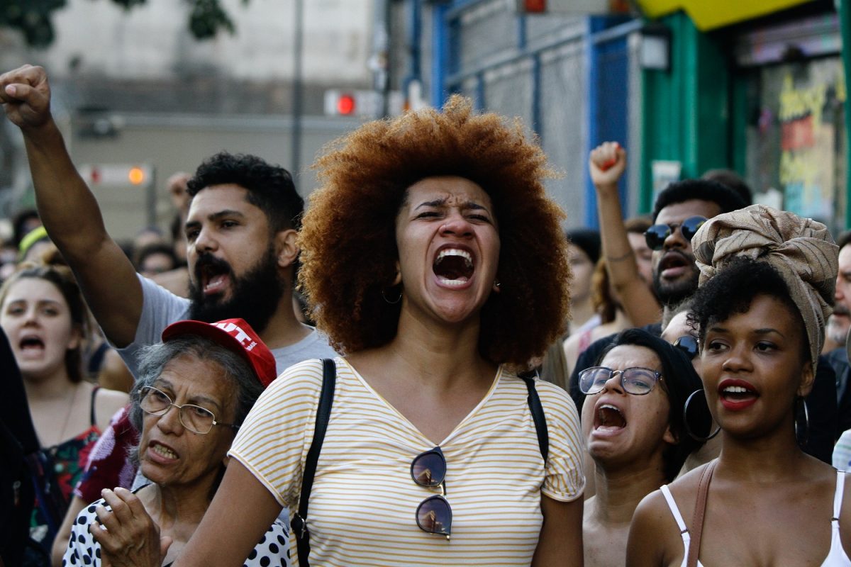 Manifestante grita na Avenida Paulista durante um protesto contra a morte de Marielle Franco. Foto Fabio Vieira/FotoRua/NurPhoto