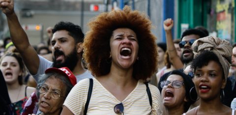 Manifestante grita na Avenida Paulista durante um protesto contra a morte de Marielle Franco. Foto Fabio Vieira/FotoRua/NurPhoto