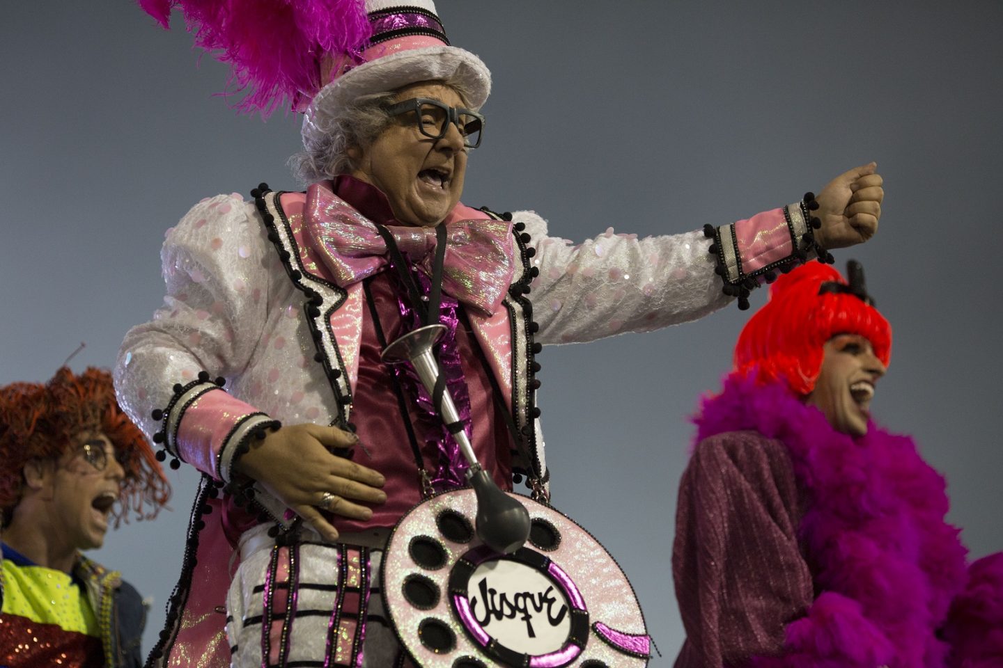 Chacrinha, o Velho Guerreiro, enredo da Grande Rio, poderia entregar o Troféu Abacaxi para os organizadores. Foto Mauro Pimentel/AFP