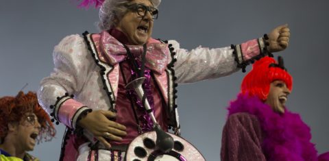 Chacrinha, o Velho Guerreiro, enredo da Grande Rio, poderia entregar o Troféu Abacaxi para os organizadores. Foto Mauro Pimentel/AFP