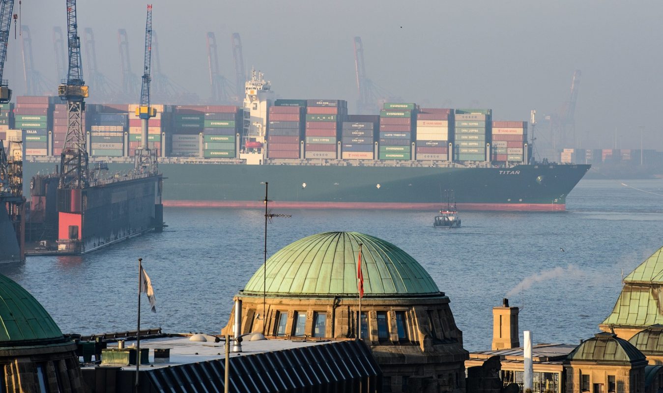 O "Titan", um imenso navio de cargas, chega ao porto de Hamburgo, na Alemanha. Foto Daniel Reinhart/DPA