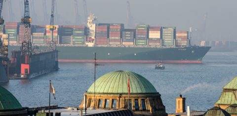 O "Titan", um imenso navio de cargas, chega ao porto de Hamburgo, na Alemanha. Foto Daniel Reinhart/DPA
