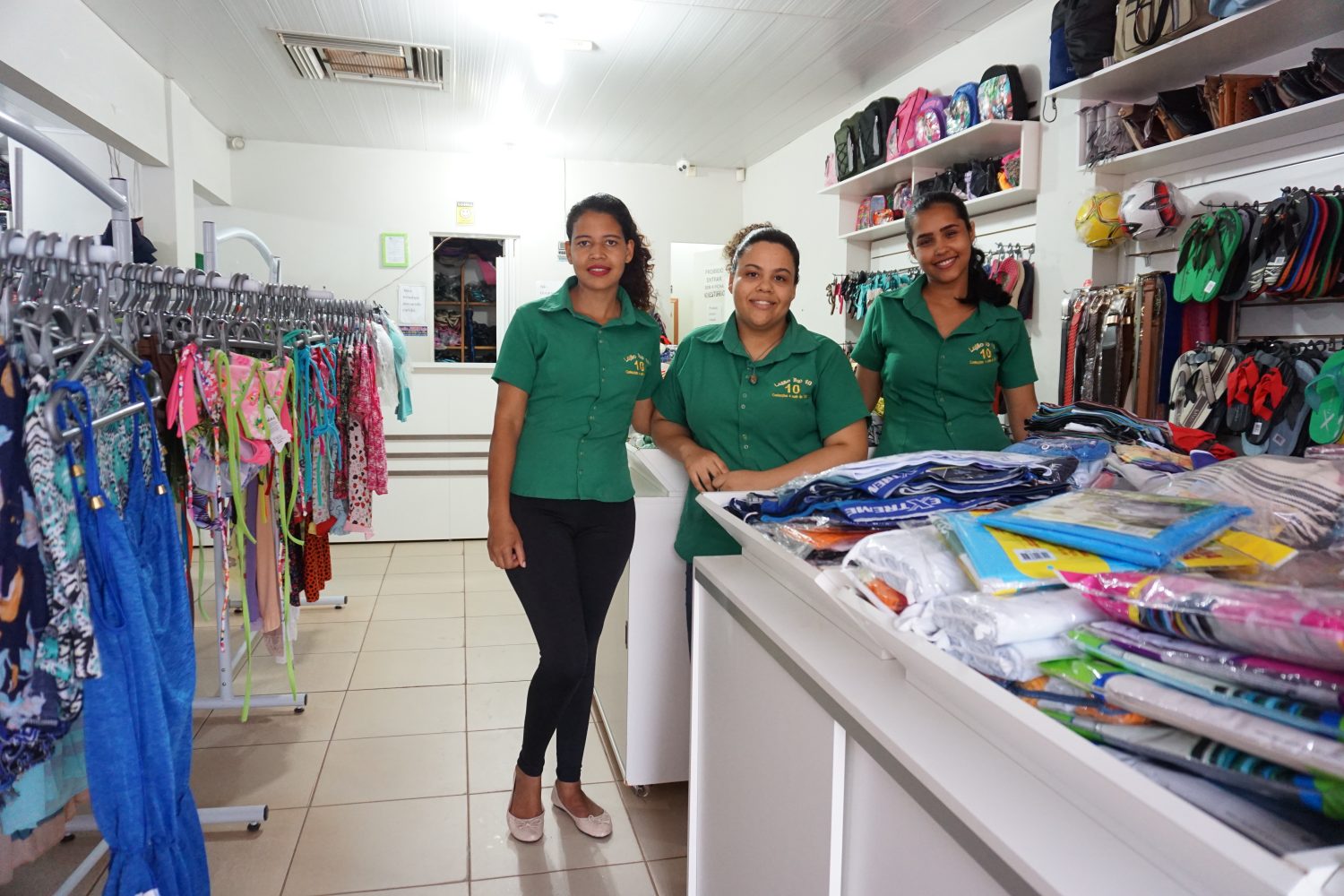 Josiane, Ariana, Tatiana trabalham numa loja de Luís Eduardo Magalhães.(Foto Alicia Prager)