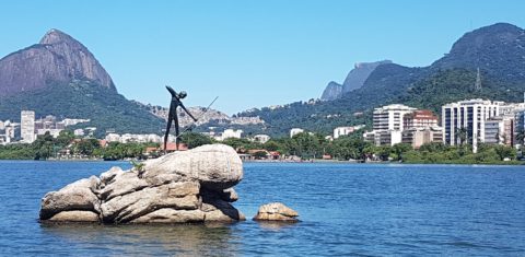 A estátua do Curumim é a única homenagem aos primeiros moradores que sequer conseguiram deixar de herança um nome indígena para o lugar. Foto Oscar Valporto