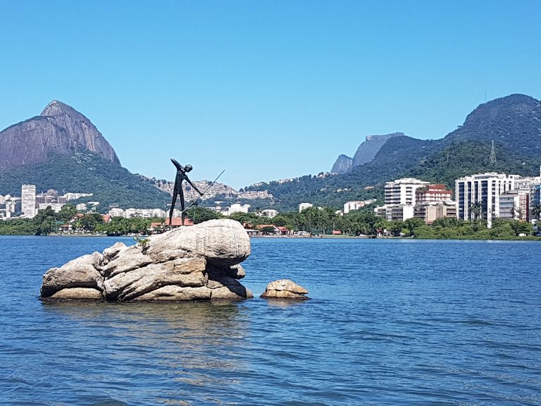 A estátua do Curumim é a única homenagem aos primeiros moradores que sequer conseguiram deixar de herança um nome indígena para o lugar. Foto Oscar Valporto