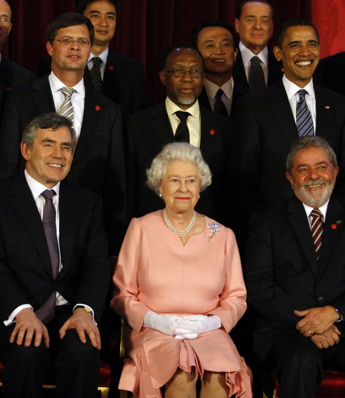 A rainha Elizabeth II ladeada pelo Primeiro-ministro inglês Gordon Brown e o presidente Luiz Inácio Lula da Silva, no encerramento do G20, em 2009. Foto Krsty Wigglesworth/WPA Pool