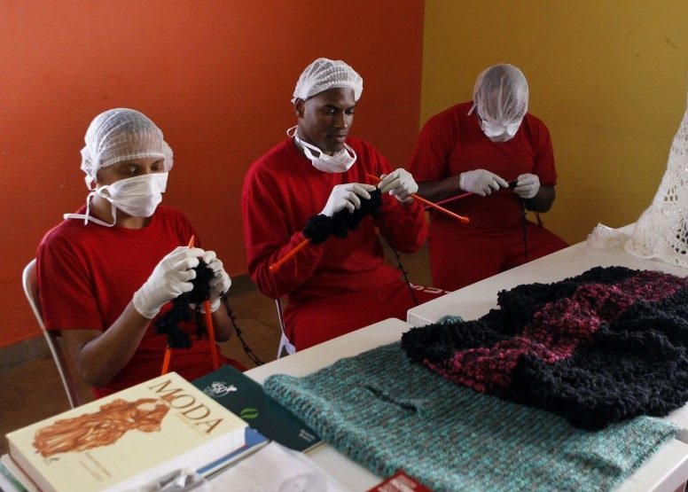 Detentos da Penitenciária Professor Ariosvaldo De Campos Pires, em Juiz de Fora, fazem tricô para o projeto Flor de Lótus. Foto Arquivo Pessoal