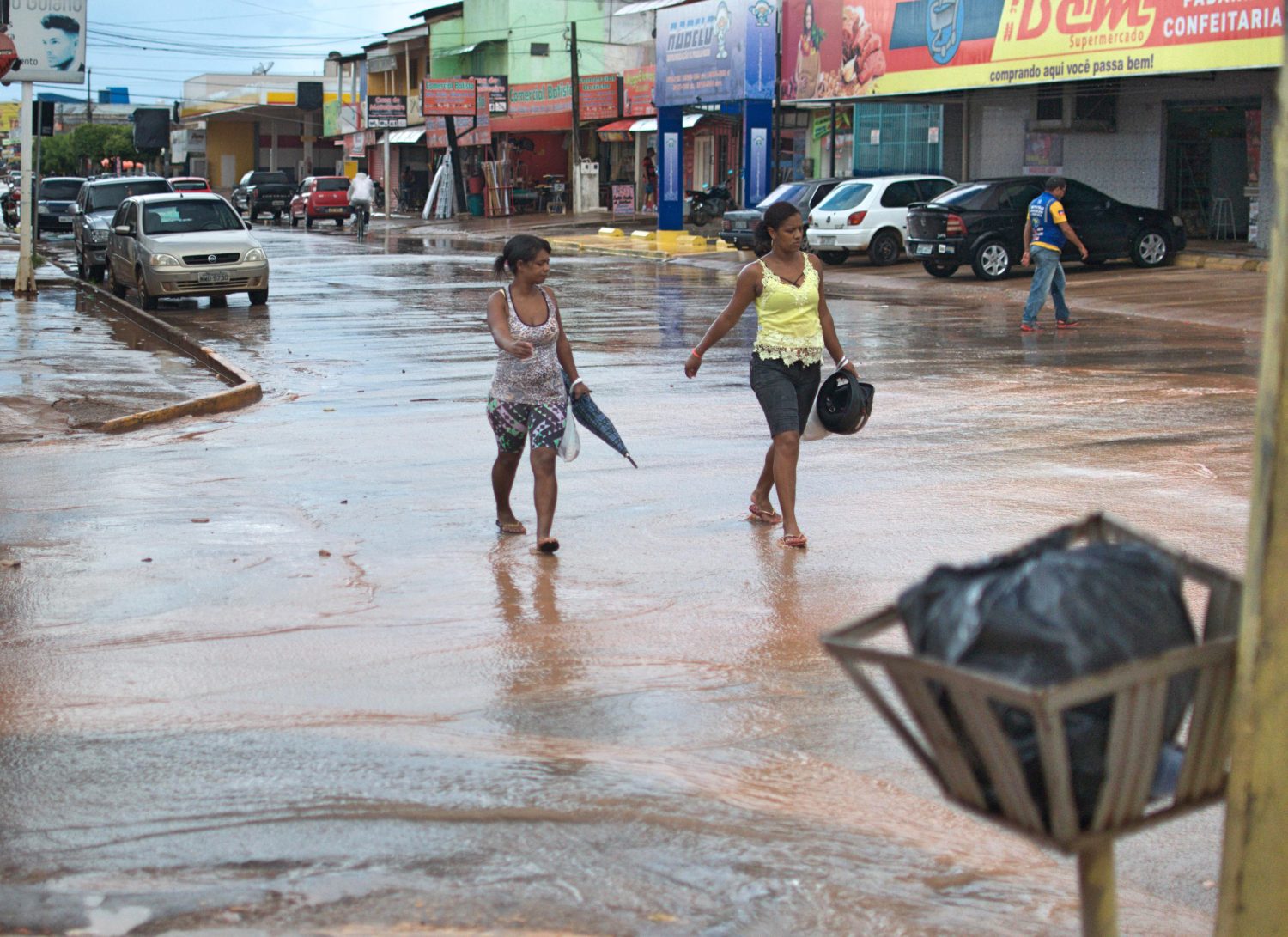 Ruas de Santa Cruz inundadas: falta infraestrutura básica (Foto Flávia Milhorance)