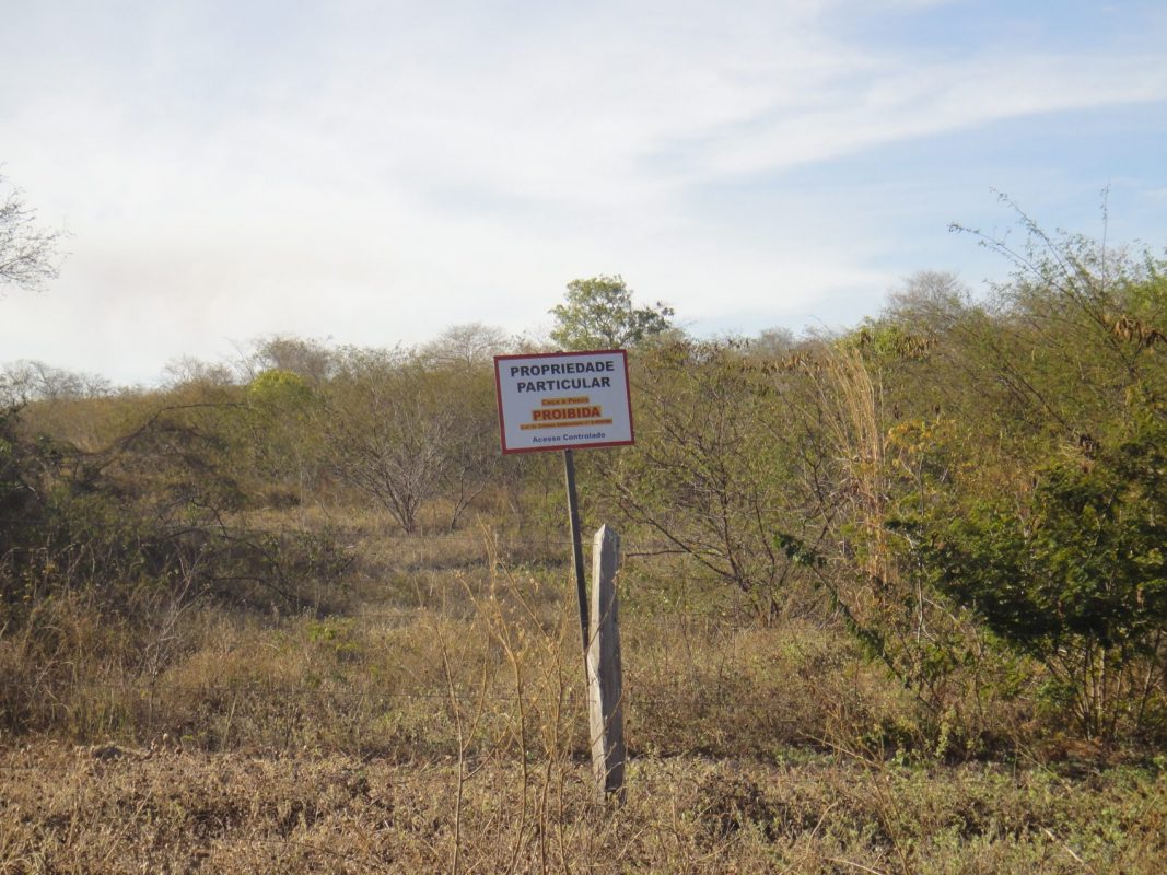 Acesso proibido: placa à frente da fazenda Caracol