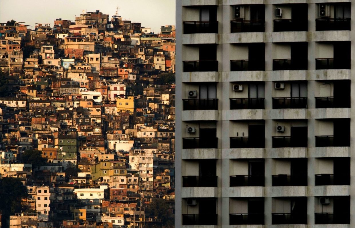Concreto e a favela da Rocinha (Foto Mauro Pimentel/AFP)